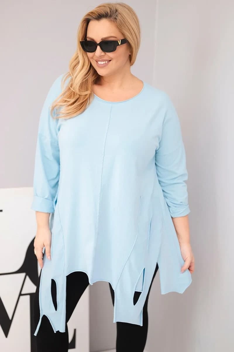 Dámská bavlněná halenka Plus Size s asymetrickým spodkem a výřezy Josefina, barva Modrá