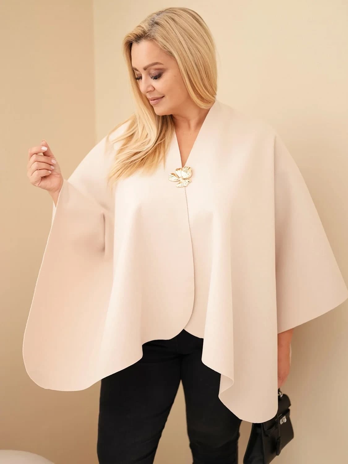 Dámské polyesterové pončo plus size s broží Madreperla, barva Béžový
