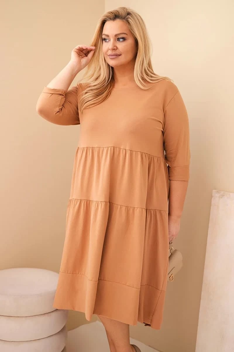 Dámské bavlněné šaty plus size s volány a ohrnovacím rukávem Turchesina, barva Camelový