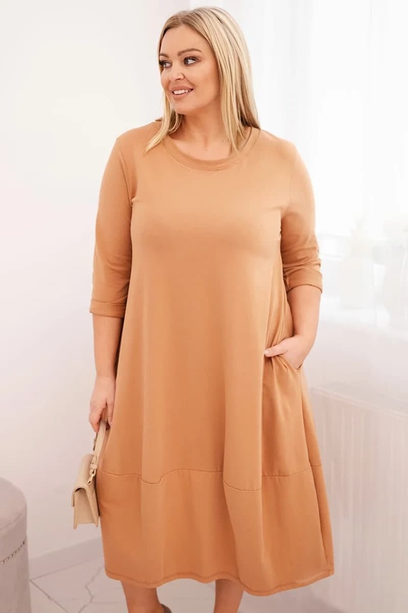 Sukienka damska bawełniana Plus Size z podwijanym rękawem Estelle, barva Camelový
